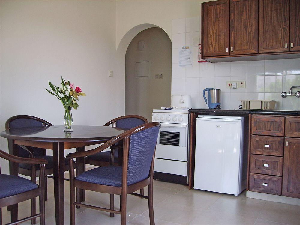 Tasmaria Aparthotel Paphos Exteriör bild
