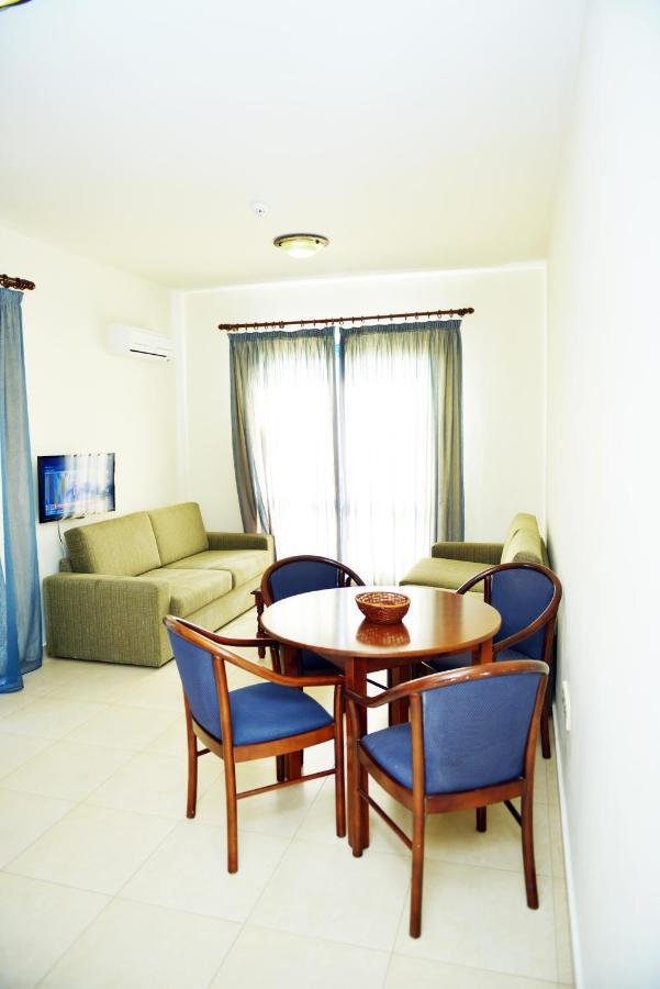 Tasmaria Aparthotel Paphos Exteriör bild