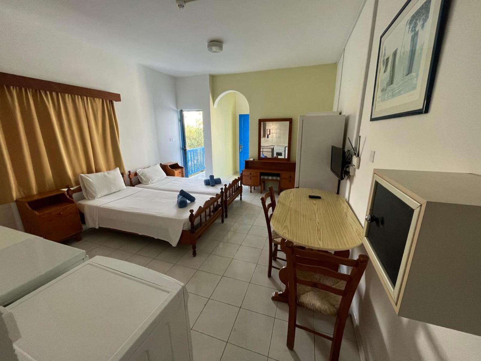Tasmaria Aparthotel Paphos Exteriör bild