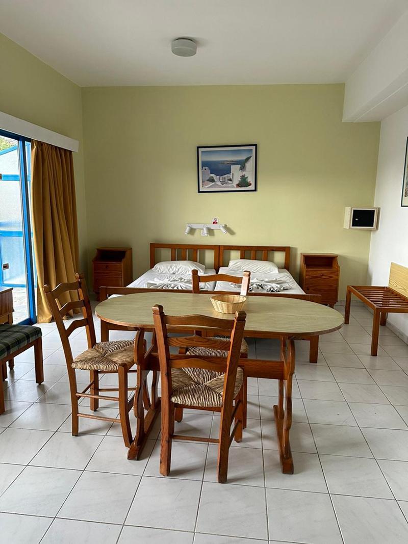 Tasmaria Aparthotel Paphos Exteriör bild