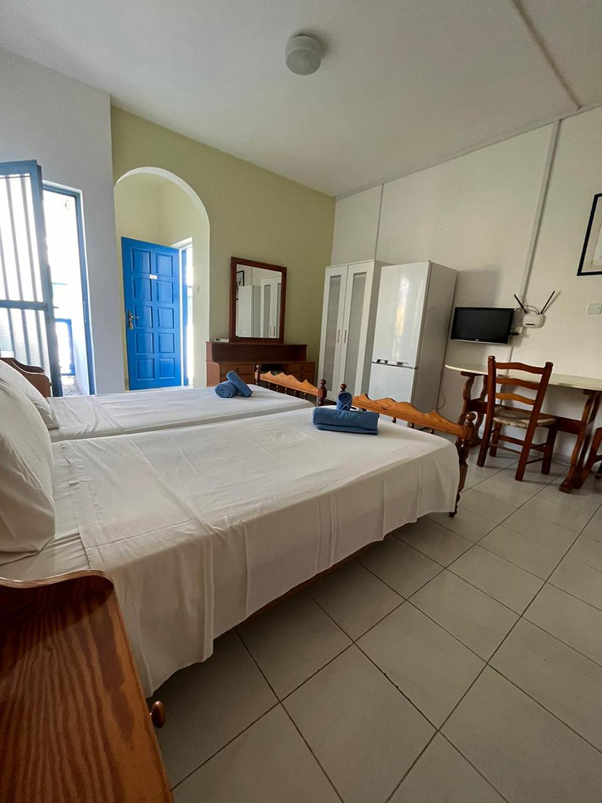 Tasmaria Aparthotel Paphos Exteriör bild