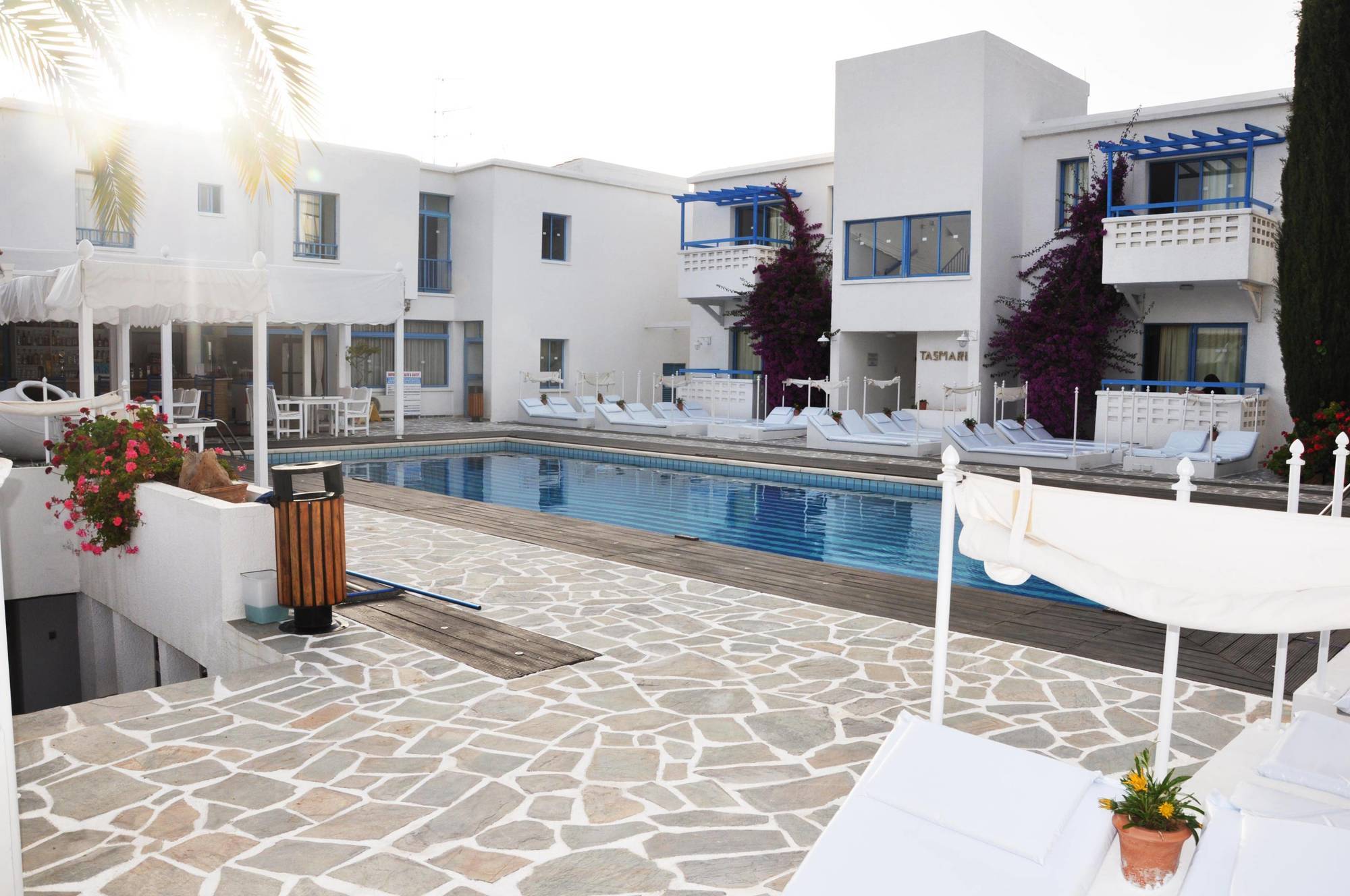 Tasmaria Aparthotel Paphos Exteriör bild