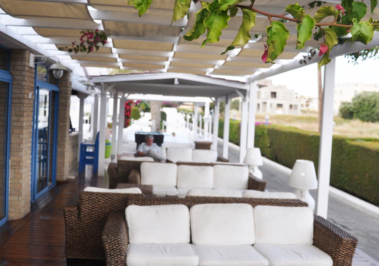 Tasmaria Aparthotel Paphos Exteriör bild